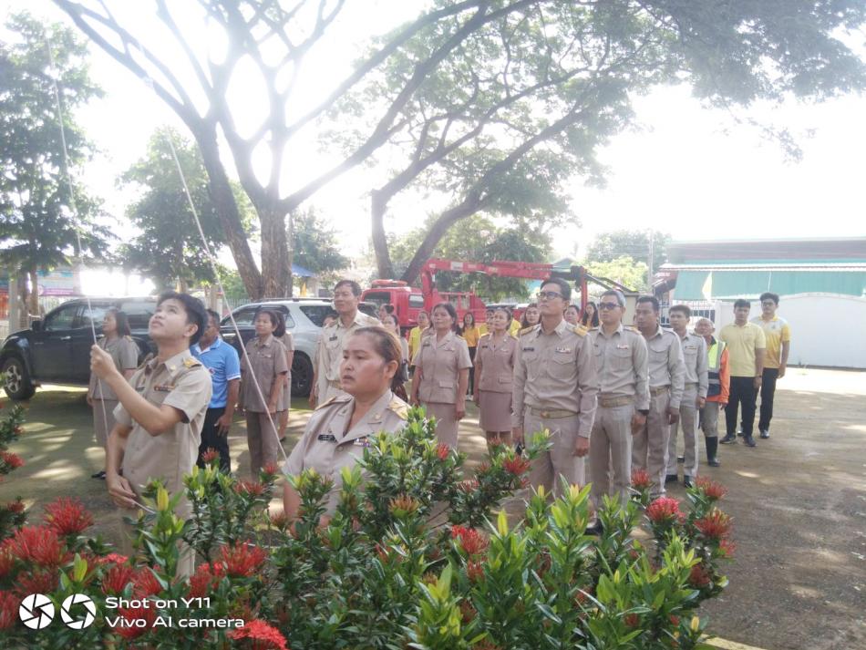 วันจันทร์ ที่ 14  กรกฎาคม  2568  เข้าแถวเคารพธงชาติ  สวดมนต์ไหว้พระสมเด็จ  นำโดย จ่าสิบโทพิชญุตย์  แสนแก้ว  ปลัดองค์การบริหารส่วนตำบลสมเด็จ  นำคณะพนักงาน อบต.  พนักงานครู  และพนักงานจ้าง  เข้าแถวเคารพธงชาติ บริเวณหน้าเสาธง ณ  องค์การบริหารส่วนตำบลสมเด็จ  เพื่อส่งเสริมสร้างความจงรักภักดี ต่อสถาบันชาติ ศาสนา พระมหากษัตริย์  ปลูกจิตสำนึก ค่านิยม อุดมการณ์ การปกป้องและเทิดทูนสถาบันพระมหากษัตริย์  เป็นการส่งเสริมทางศาสนา  ขัดเกลาจิตใจให้พนักงาน  เป็นแบบอย่างให้แก่ประชาชนในพื้นที่รับผิดชอบเกี่ยวกับความจงรักภักดี ต่อสถาบันชาติ พระมหากษัตริย์