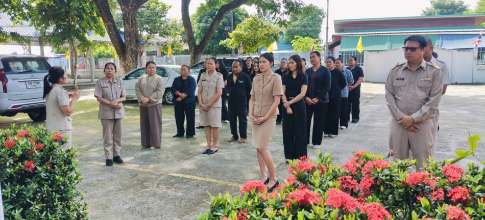 วันจันทร์ที่ 20 เดือนกรกฎาคม  2569  เข้าแถวเครารพธงชาติ สวดมนต์ไหว้   นำโดย นางจิตราวรรณ  หวังเจริญ  ปลัดองค์การบริหารส่วนตำบลสมเด็จ การเข้าแถวเคารพธงชาติเป็นกิจกรรมในยามเช้าที่ช่วยฝึกวินัย เสริมสร้างความสามัคคี และแสดงออกถึงความจงรักภักดีต่อสถาบันหลักของชาติ 