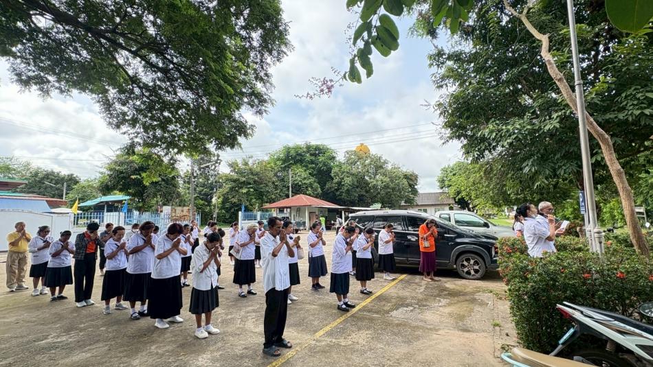วันที่  10  เดือนกันยายน  2568   โรงเรียนผู้สุงอายุ  องค์การบริหารส่วนตำบลสมเด็จ  นำโดยนายทองจันทร์  เหล่าลุมพุก  นายกองค์การบริหารส่วนตำบลสมเด็จ  จ่าสิบโทพิชญุตย์  แสนแก้ว  ปลัด อบต.สมเด็จ  ได้พบปะ  กับนักเรียนผู้สูงวัย  และร่วมประทานอาหารกลางวันกับนักเรียนผู้สูงวัยที่มาในวันนี้