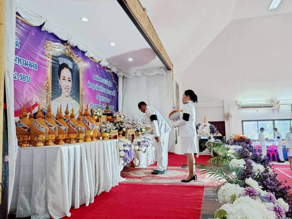 เมื่อวันพุธที่ ๓ เดือนมิถุนายน พ.ศ.๒๕๖๙    นายทองจันทร์   เหล่าลุกพุก  นายกองค์การบริหารส่วนตำบลสมเด็จ  พร้อมด้วยคณะผู้บริหาร พนักงานส่วนตำบล และพนักงานจ้าง ได้เข้าร่วมกิจกรรมเฉลิมพระเกียรติสมเด็จพระนางเจ้า ฯ พระบรมราชินี เนื่องในโอกาสเฉลิมพระชนมพรรษา ๔ รอบ สมเด็จพระนางเจ้า 